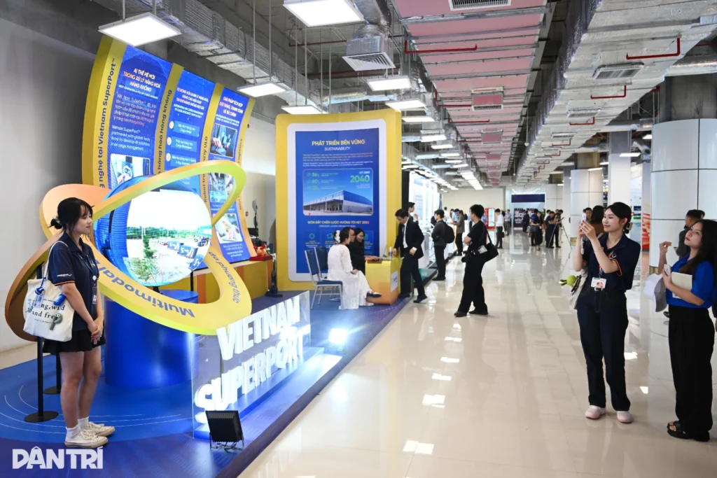 A Series of “Make in Vietnam” Robots and Patrol UAVs Drew Attention in Hoa Lac